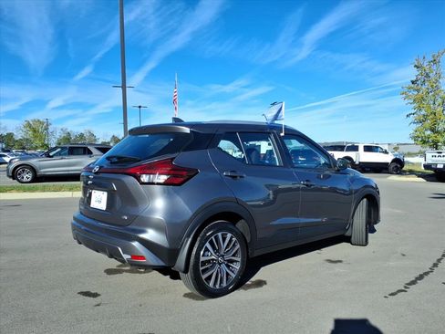 Used 2024 Nissan Kicks SV image 3