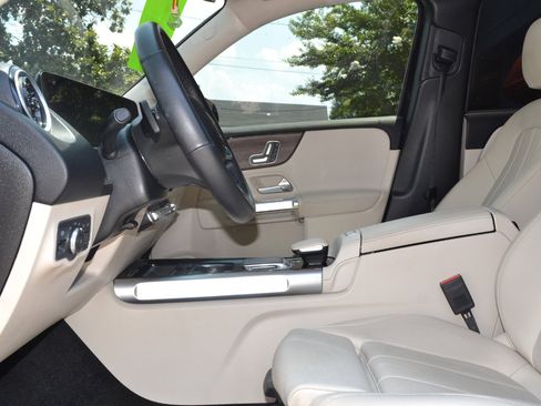 Used 2023 Mercedes-Benz GLB 250 image 33