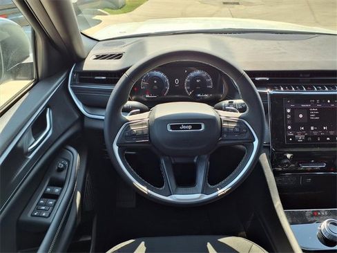 New 2025 Jeep Grand Cherokee L Laredo image 9