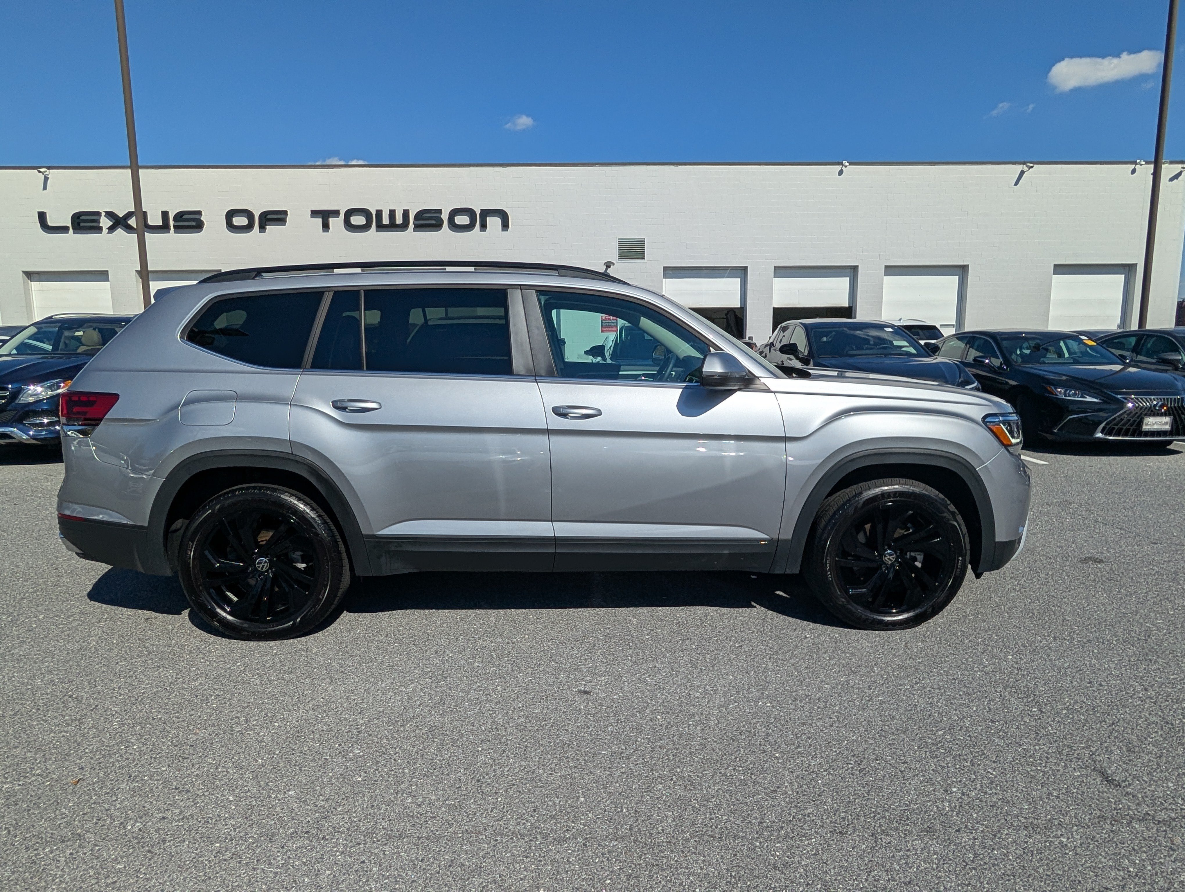 Used 2023 Volkswagen Atlas SE AWD/4WD image 2