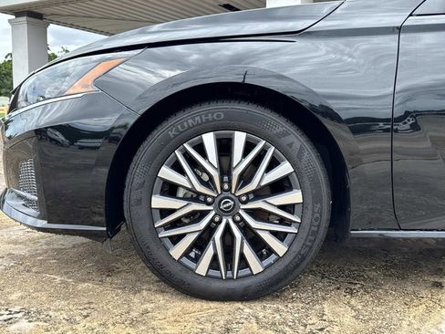 Used 2025 Nissan Altima 2.5 SV FWD image 5