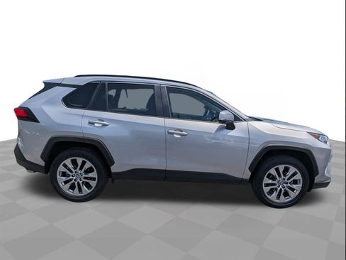Used 2021 Toyota RAV4 XLE Premium FWD image 3