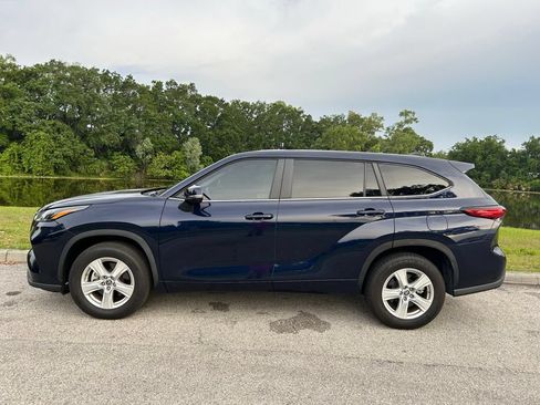 Used 2023 Toyota Highlander L FWD image 3