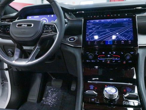 Used 2023 Jeep Grand Cherokee Overland w/ Luxury Tech Group IV AWD/4WD image 29