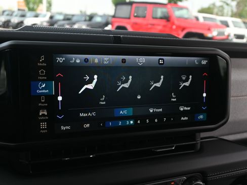 Used 2025 Jeep Wrangler Unlimited Sahara AWD/4WD image 26