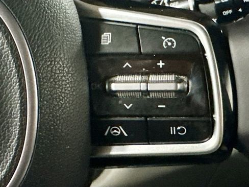 Used 2024 Kia Carnival LX image 10