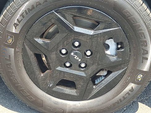 Certified 2025 Kia Carnival FWD image 8