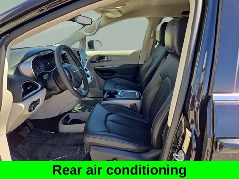 Used 2024 Chrysler Pacifica Touring-L image 6