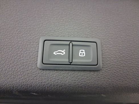 Used 2022 Audi e-tron Premium Plus image 32