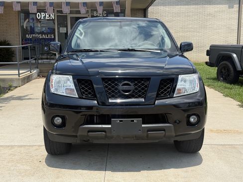 Used 2020 Nissan Frontier SV w/ Midnight Edition Floor Mats AWD/4WD image 2