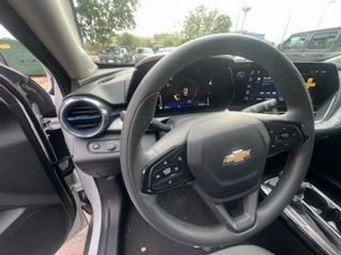 Used 2025 Chevrolet Trax LT image 15