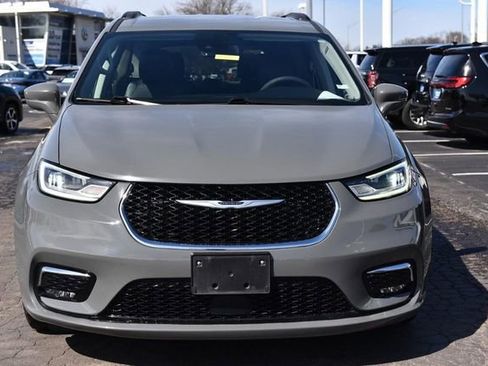 Used 2022 Chrysler Pacifica Touring-L image 4