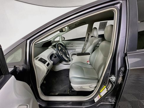 Used 2013 Toyota Prius V Five FWD image 13