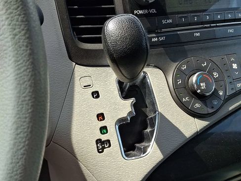Used 2011 Toyota Sienna w/ Towing Pkg FWD image 15