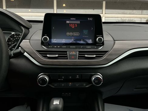 Used 2025 Nissan Altima 2.5 SV image 25