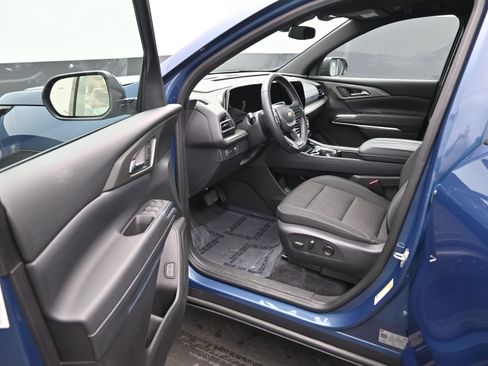 Used 2025 Chevrolet Traverse LT image 12