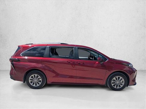 Used 2025 Toyota Sienna LE w/ LE Plus Package AWD/4WD image 4