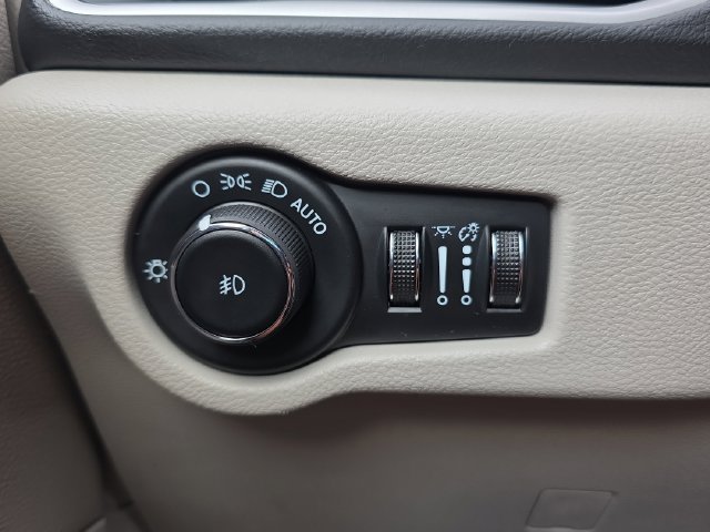 Used 2024 Chrysler Pacifica Touring-L FWD image 27