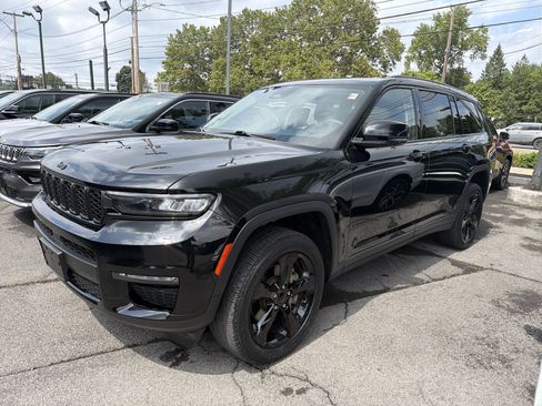 Used 2023 Jeep Grand Cherokee L Limited w/ Black Appearance Package AWD/4WD image 4
