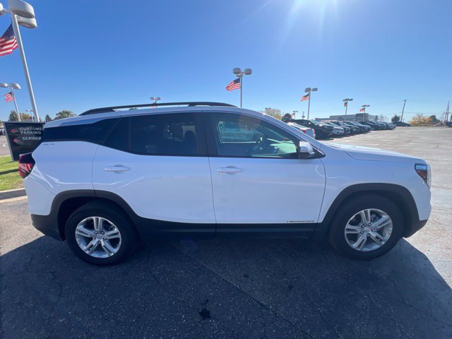 Used 2023 GMC Terrain SLE w/ Driver Convenience Package FWD image 4