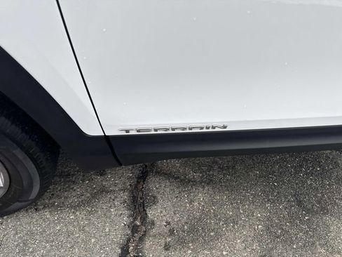 Used 2024 GMC Terrain SLT image 13