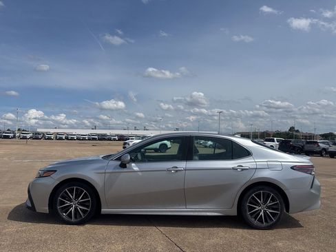 Used 2022 Toyota Camry SE FWD image 12