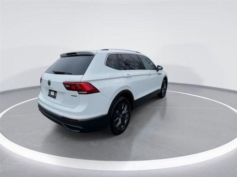 Used 2022 Volkswagen Tiguan SE w/ Panoramic Sunroof Package image 8