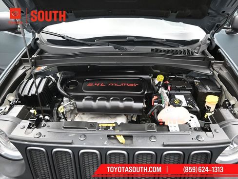 Used 2017 Jeep Renegade Trailhawk w/ Premium Trailhawk Package image 31