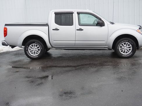 Used 2015 Nissan Frontier SV image 2