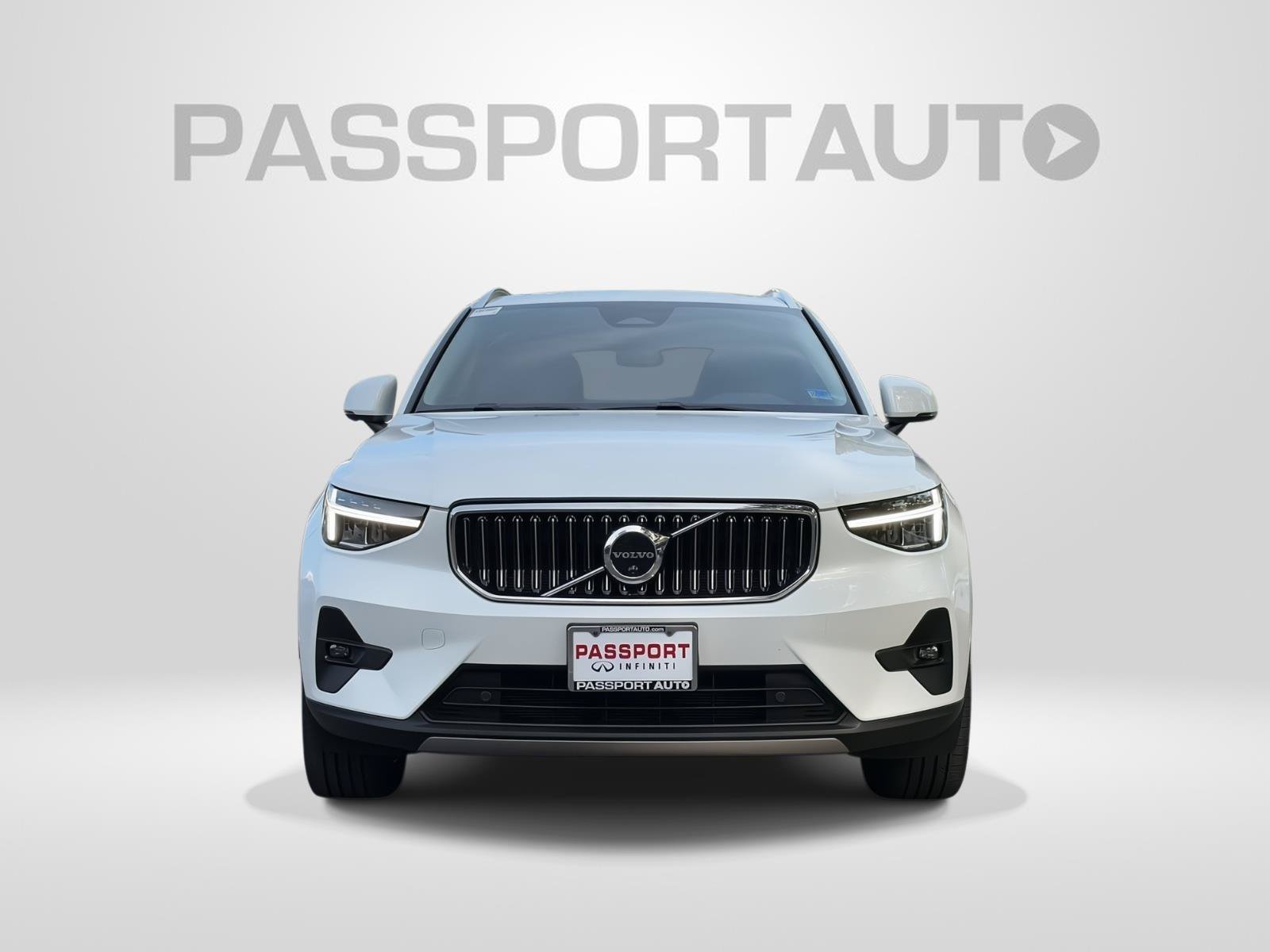Used 2023 Volvo XC40 B5 Plus w/ Driver Assist Package AWD/4WD image 2