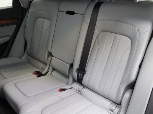 Used 2022 Audi Q5 2.0T Premium w/ Convenience Package image 18