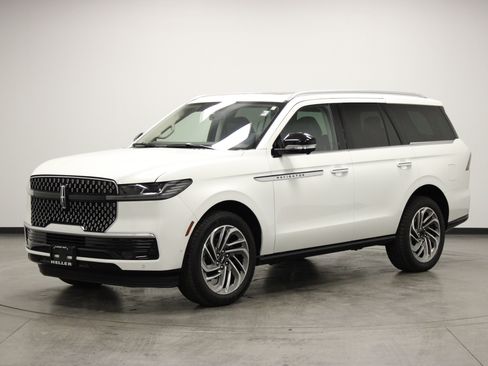 Used 2025 Lincoln Navigator Reserve image 4