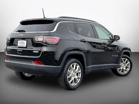 Used 2022 Jeep Compass Latitude w/ Sun and Sound Group AWD/4WD image 6