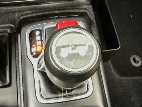Used 2023 Jeep Wrangler Unlimited Sahara AWD/4WD image 17