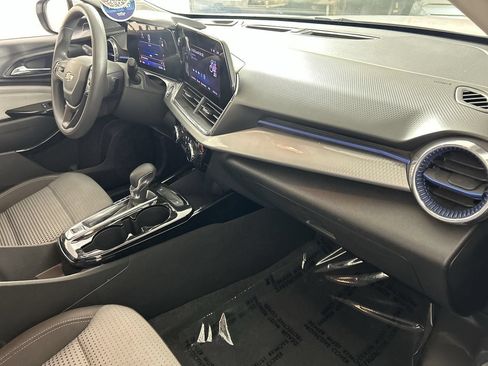 Used 2025 Chevrolet Trax LT FWD image 27