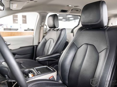 Used 2024 Chrysler Pacifica Touring-L FWD image 18