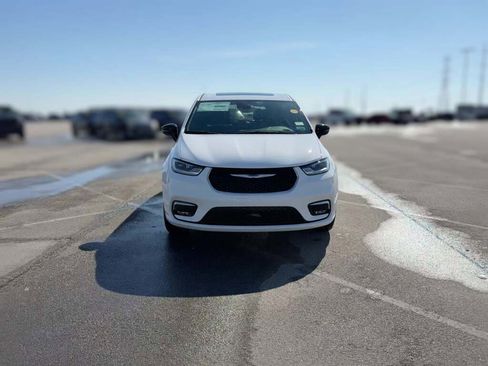 New 2026 Chrysler Pacifica Limited image 2