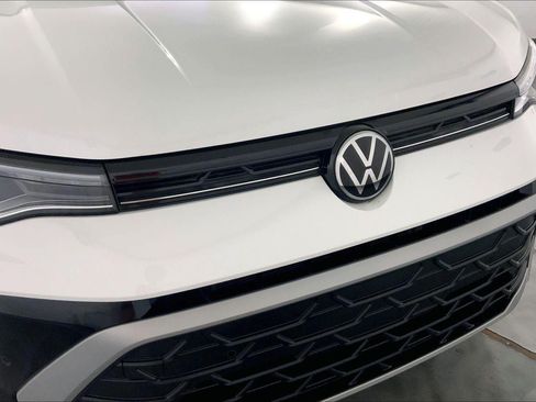 Used 2025 Volkswagen Taos SE AWD/4WD image 28