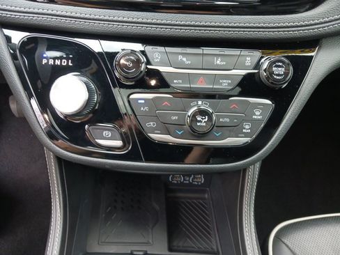 Used 2025 Chrysler Pacifica Limited FWD image 24