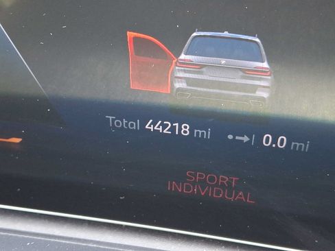 Used 2024 BMW X7 xDrive40i w/ M Sport Package AWD/4WD image 17