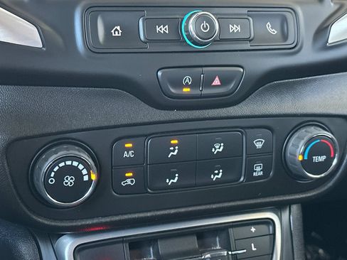 Used 2024 GMC Terrain SLE FWD image 27