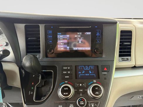 Used 2017 Toyota Sienna L FWD image 25