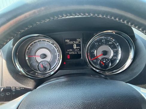 Used 2016 Chrysler Town & Country Touring w/ Driver Convenience Group FWD image 18