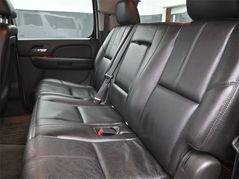 Used 2011 Chevrolet Suburban LT image 2