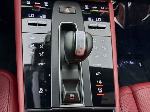 Certified 2024 Porsche Macan AWD/4WD image 19