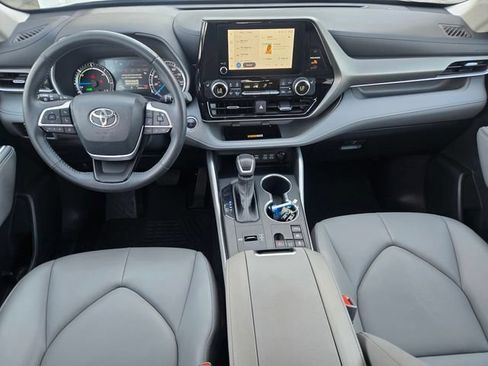 Certified 2024 Toyota Highlander XLE AWD/4WD image 11