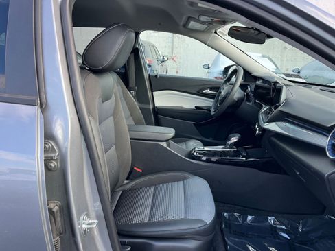 Used 2025 Chevrolet Trax LT image 47