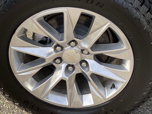 Used 2023 Chevrolet Suburban Premier image 27