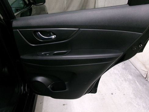 Used 2017 Nissan Rogue SV AWD/4WD image 28