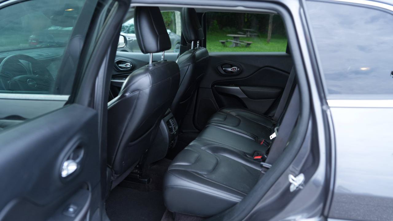 Used 2019 Jeep Cherokee Limited AWD/4WD image 24